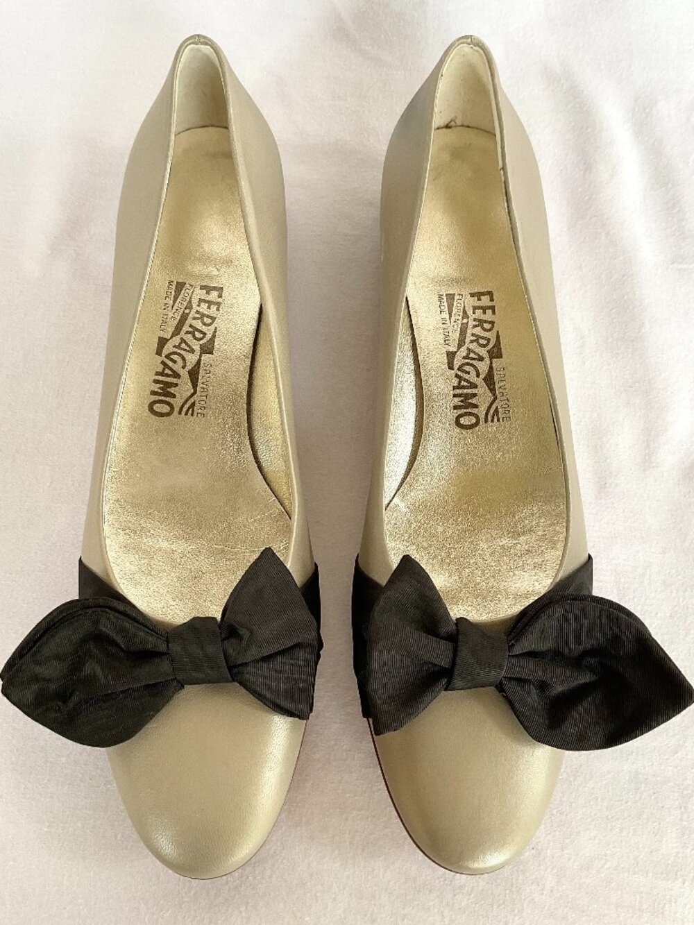 Salvatore Ferragamo Vera Gold Flats Black Bow – US 9 AAAA Super Narrow
